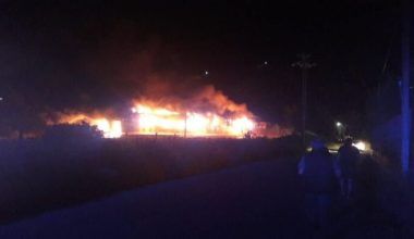 Καταστράφηκε ολοσχερώς συσκευαστήριο στο Μούλκι Κορινθίας που τυλίχτηκε στις φλόγες (βίντεο)
