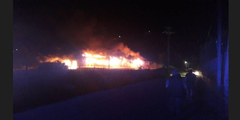 Καταστράφηκε ολοσχερώς συσκευαστήριο στο Μούλκι Κορινθίας που τυλίχτηκε στις φλόγες (βίντεο)