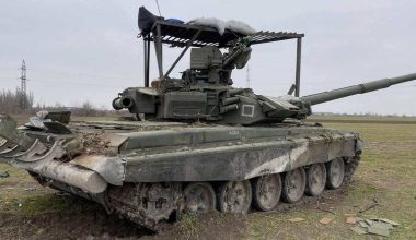 Εφιάλτης τα FPV για τα άρματα μάχης Ρωσίας & Ουκρανίας με αποτέλεσμα προστατευτικές κατασκευές τύπου… “Mad Max”
