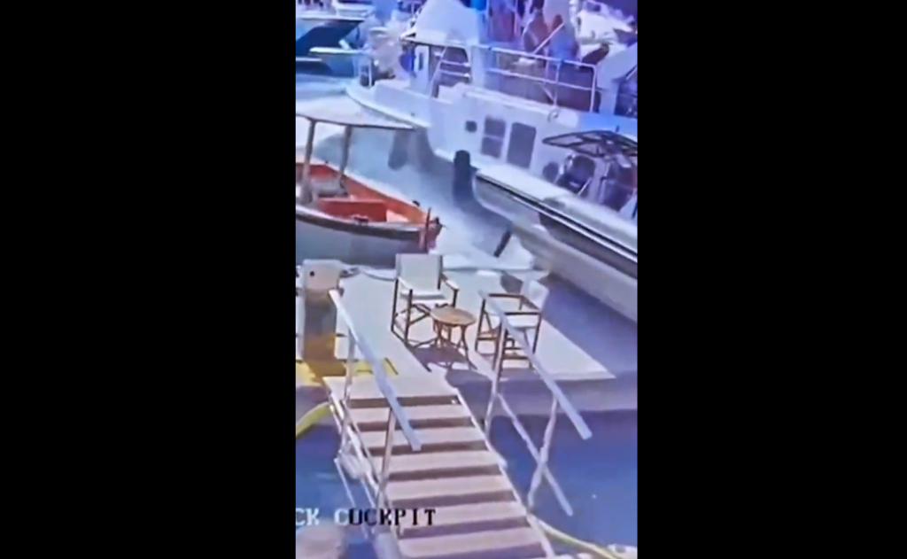 Μονακό: Ταχύπλοο χτύπησε πάνω σε σκάφη και κατέληξε στην αποβάθρα στο λιμάνι του Μόντε Κάρλο (βίντεο)