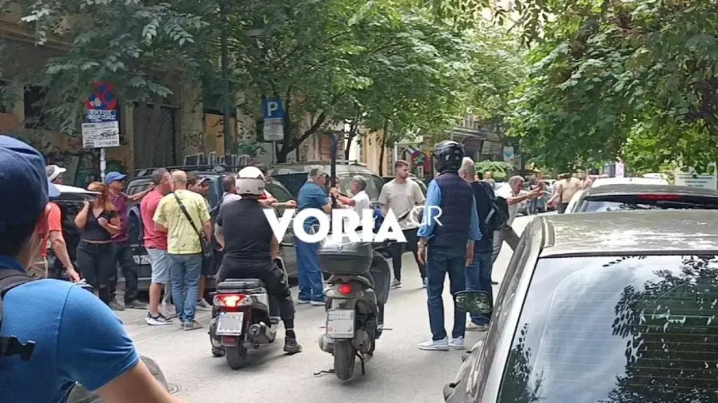 Θεσσαλονίκη: Οδηγοί «πιάστηκαν στα χέρια» – Διακόπηκε η κυκλοφορία μέρα μεσημέρι (βίντεο) 