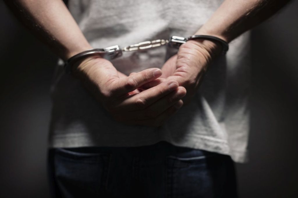 Συνελήφθη άνδρας για κατοχή ναρκωτικών στα Χανιά – Είχε σιδερογροθιά και μαχαίρι