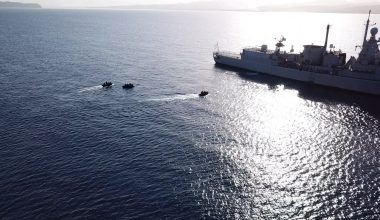 Οι Χούθι εξαπέλυσαν επίθεση κατά τριών εμπορικών πλοίων και δύο καταδρομικών του Ναυτικού των ΗΠΑ