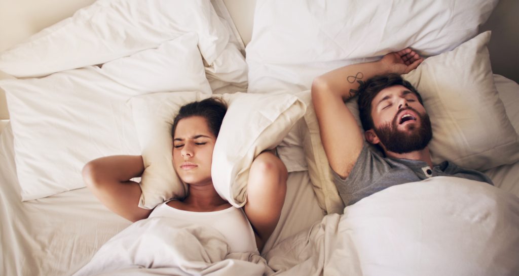 Γιατρός εξηγεί το λόγο που τα ζευγάρια δεν πρέπει να κοιμούνται μαζί