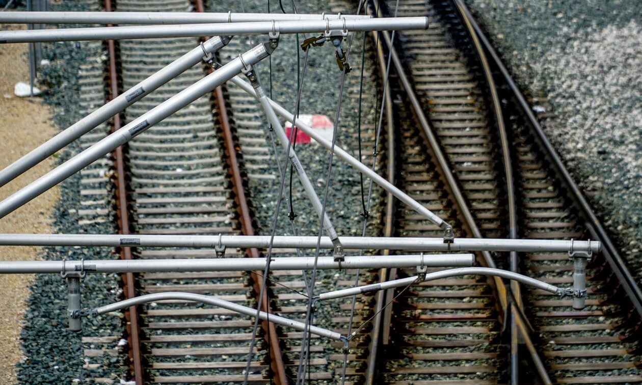 Τροχαίο στον Πύργο: Τρένο παρέσυρε ΙΧ που πήγε να περάσει τις γραμμές – Ένας νεκρός (φώτο-βίντεο)