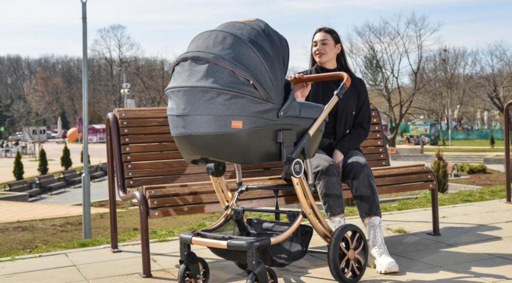 Αυτοκίνητο έπεσε επάνω σε βρέφος 6 μηνών – Ήταν στο καρότσι και η μητέρα του καθόταν σε παγκάκι! – Είναι σε κρίσιμη κατάσταση