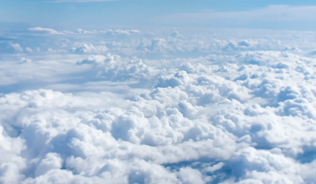 Κίνα: Εντυπωσιακές εικόνες με σπάνιο «καταρράκτη» από σύννεφα (βίντεο)