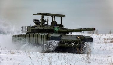 Ρωσία: Τα άρματα μάχης T-80BVM εξοπλίζονται με νέες εργοστασιακές κατασκευές antidrone (φωτο)