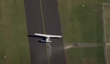 Σίδνεϊ: Η τρομακτική στιγμή που μικρό αεροπλάνο «γλείφει» τις στέγες σπιτιών και προσγειώνεται με την κοιλιά (βίντεο)