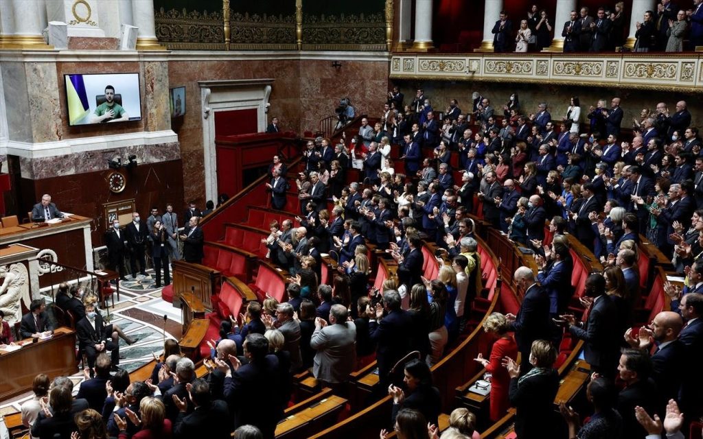 Γαλλικό κοινοβούλιο: Βουλευτής σήκωσε τη σημαία της Παλαιστίνης την ώρα συνεδρίασης (βίντεο)