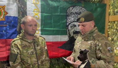 Βίντεο: Ουκρανός στρατιώτης αιχμαλωτίστηκε από τις ρώσικες τσετσενικές δυνάμεις «Αχμάτ» και ζήτησε να μην τον… επιστρέψουν!