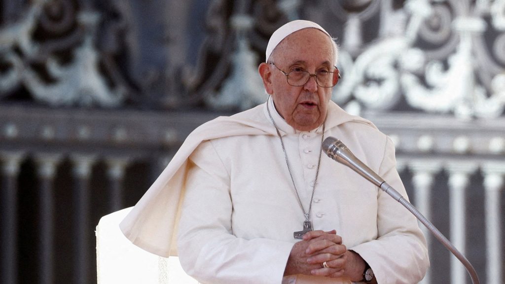 «Κάθετος» ο πάπας Φραγκίσκος για τους ομοφυλόφιλους στη Ρωμαιοκαθολική Εκκλησία: «Έχουμε ήδη πολλούς από δαύτους»