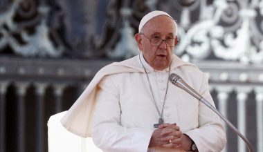 «Κάθετος» ο πάπας Φραγκίσκος για τους ομοφυλόφιλους στη Ρωμαιοκαθολική Εκκλησία: «Έχουμε ήδη πολλούς από δαύτους»