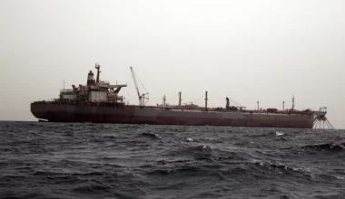 Οι σιίτες Χούθι έπληξαν με τρεις πυραύλους εμπορικό πλοίο ανοιχτά της Υεμένης