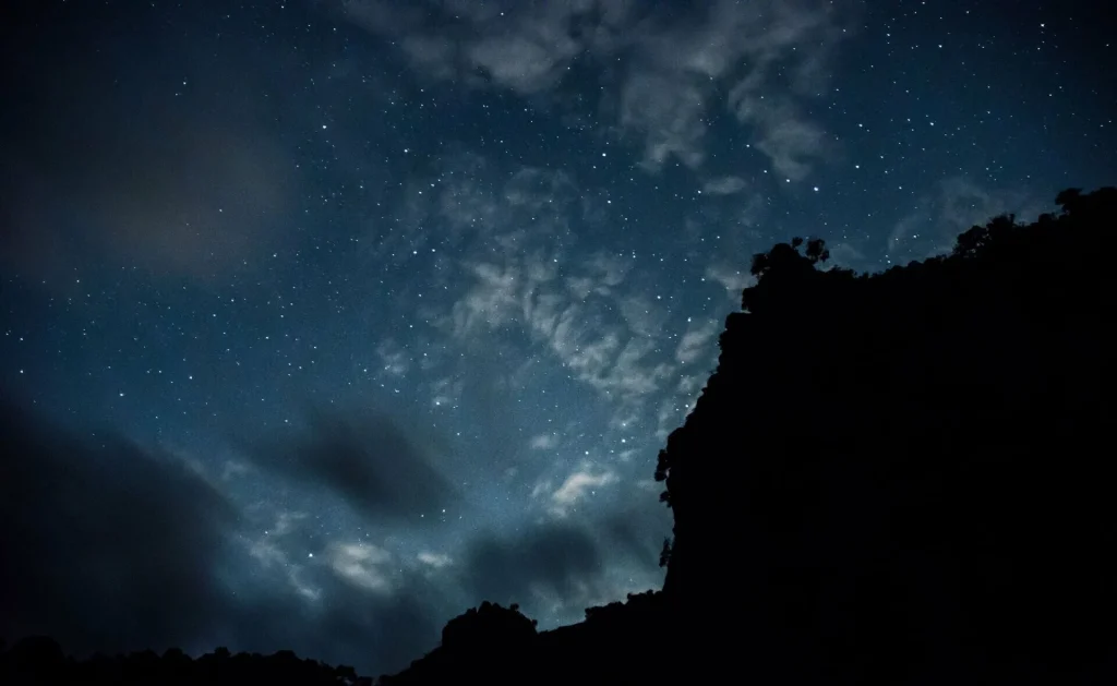 Ιαπωνία: Παράξενες στήλες φωτός εμφανίζονται στον ουρανό – Πώς ερμηνεύεται το φαινόμενο (φώτο)
