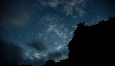 Ιαπωνία: Παράξενες στήλες φωτός εμφανίζονται στον ουρανό – Πώς ερμηνεύεται το φαινόμενο (φώτο)