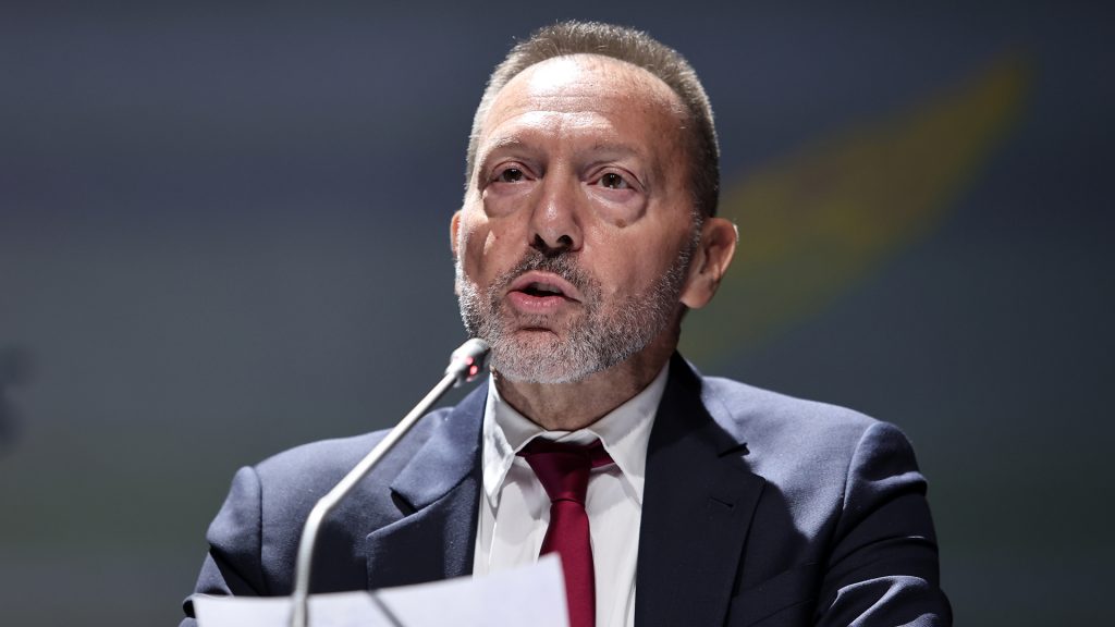 Τέλος ο πόλεμος – Τώρα φταίει η ζέστη για την άνοδο των τιμών λέει ο Γ.Στουρνάρας