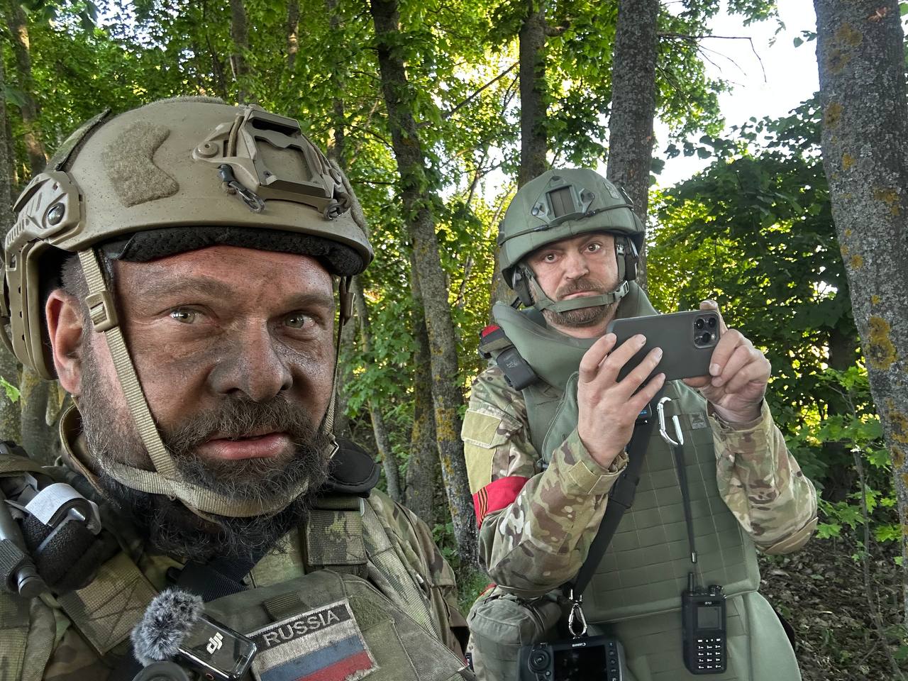 Ρωσία: Πολεμικοί ανταποκριτές ανατινάχτηκαν από νάρκη καθώς κινούνταν σε δρόμο του Βολτσάνσκ (βίντεο)