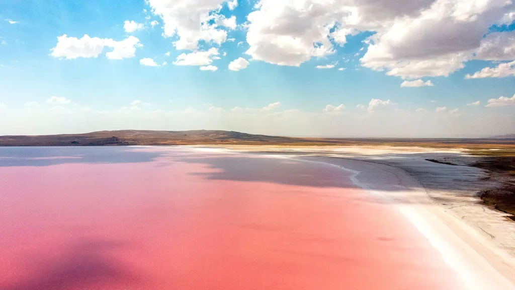 Lake Tuz: Εντυπωσιακές εικόνες από την ροζ λίμνη στην Τουρκία