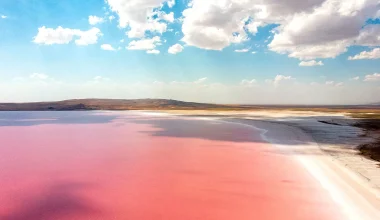 Lake Tuz: Εντυπωσιακές εικόνες από την ροζ λίμνη στην Τουρκία