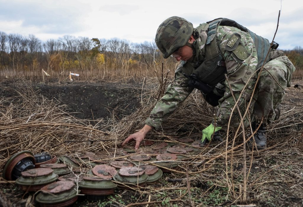 Βίντεο: Ρώσος πατάει πάνω σε νάρκη και τραυματίζεται βαριά (σκληρές εικόνες)