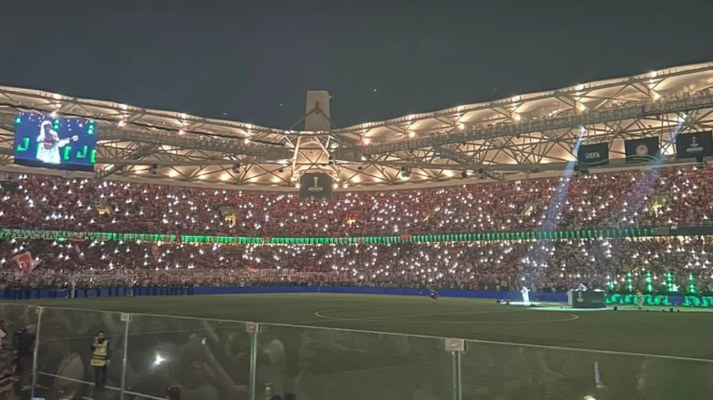 Ολυμπιακός – Φιορεντίνα: Η εντυπωσιακή ατμόσφαιρα με τα χιλιάδες κινητά πριν τη σέντρα στην OPAP Arena
