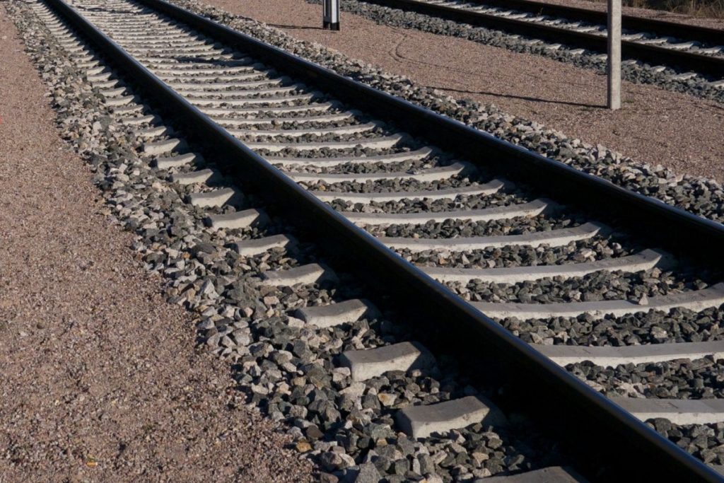 Το γνωρίζατε; – Αυτός είναι ο λόγος που υπάρχουν  σπασμένες πέτρες δίπλα από τις σιδηροδρομικές γραμμές