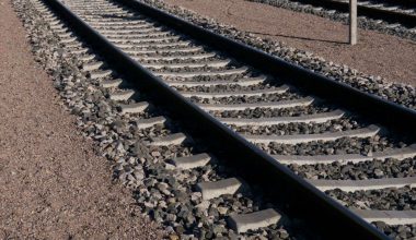 Το γνωρίζατε; – Αυτός είναι ο λόγος που υπάρχουν  σπασμένες πέτρες δίπλα από τις σιδηροδρομικές γραμμές