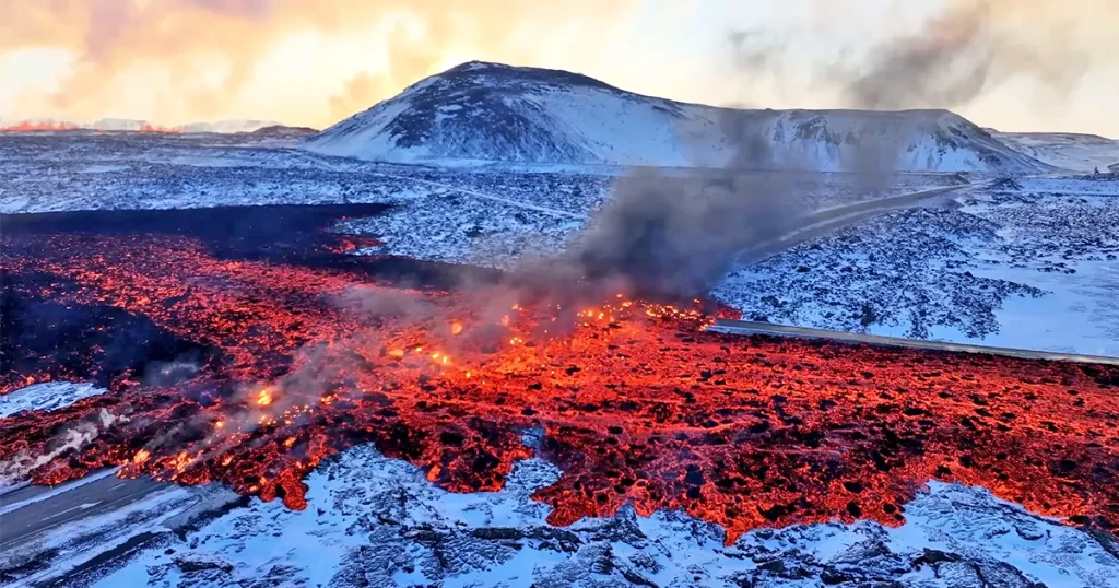 Ισλανδία: Εξερράγη ξανά το ηφαίστειο στο Γκρίνταβικ – Δείτε βίντεο