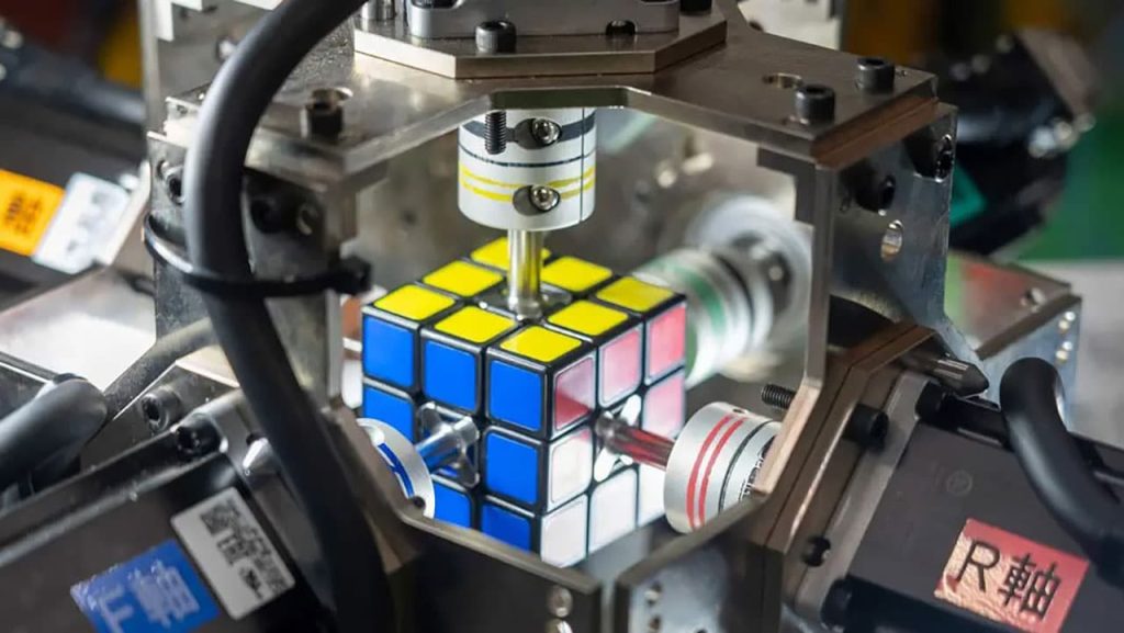 Ρεκόρ Γκίνες: Ρομπότ έλυσε τον κύβο του Ρούμπικ σε μόλις 0,305 δευτερόλεπτα (βίντεο)