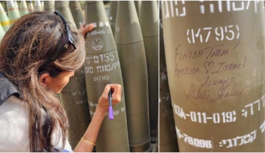 Νίκι Χέιλι: Η στιγμή που γράφει «αποτελειώστε τους» πάνω σε ισραηλινή οβίδα (φώτο)