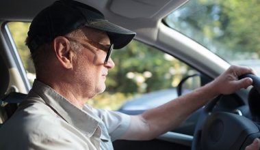Αυστηρή επανεξέταση στους 70χρονους οδηγούς για να ανανεώνουν το δίπλωμά τους – Τι προβλέπει ο νέος Νόμος