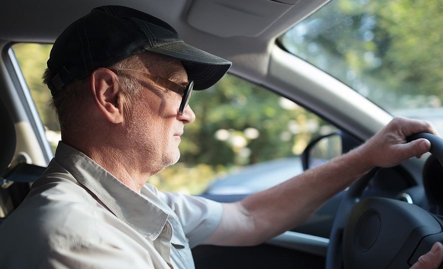 Αυστηρή επανεξέταση στους 70χρονους οδηγούς για να ανανεώνουν το δίπλωμά τους – Τι προβλέπει ο νέος Νόμος