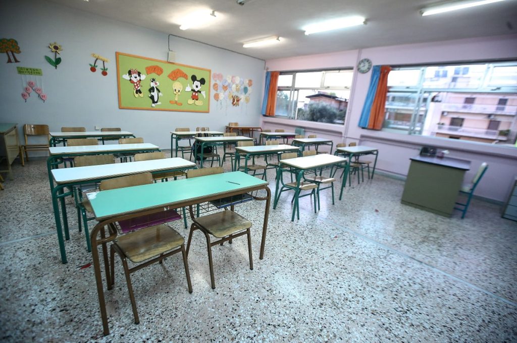 Γνωστός φαρσέρ πίσω από τα e-mail για βόμβες σε σχολεία της Αττικής