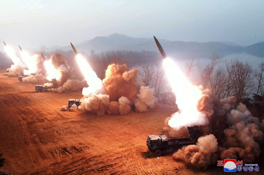 Η Βόρεια Κορέα εκτόξευσε ταυτόχρονα 10 βαλλιστικούς πυραύλους!