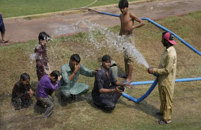 Ινδία: «Σαρώνει» τη χώρα το ακραίο κύμα καύσωνα – Πρώτος νεκρός στο Νέο Δελχί
