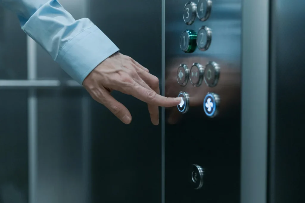 Οι νέοι κανονισμοί για τα ασανσέρ στις πολυκατοικίες – Τι αλλάζει