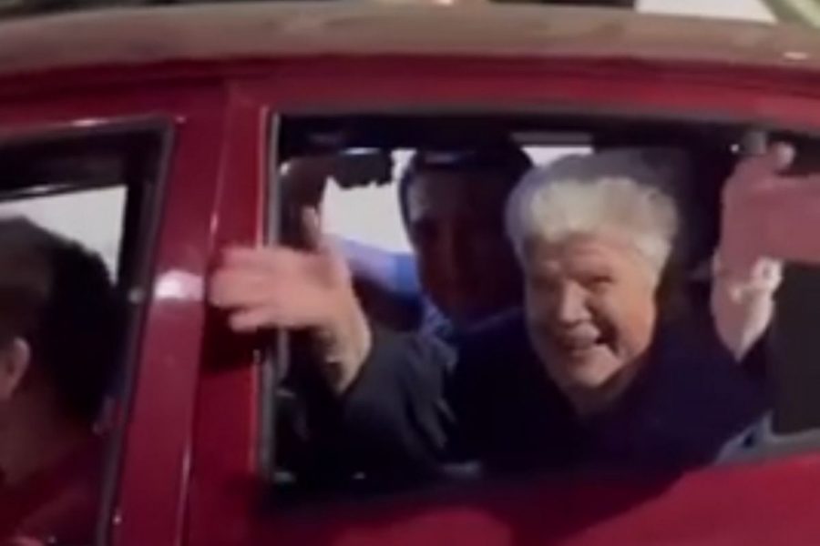 Conference League: Τρομερή γιαγιά πανηγύρισε την κούπα του Ολυμπιακού και έγινε viral (βίντεο)