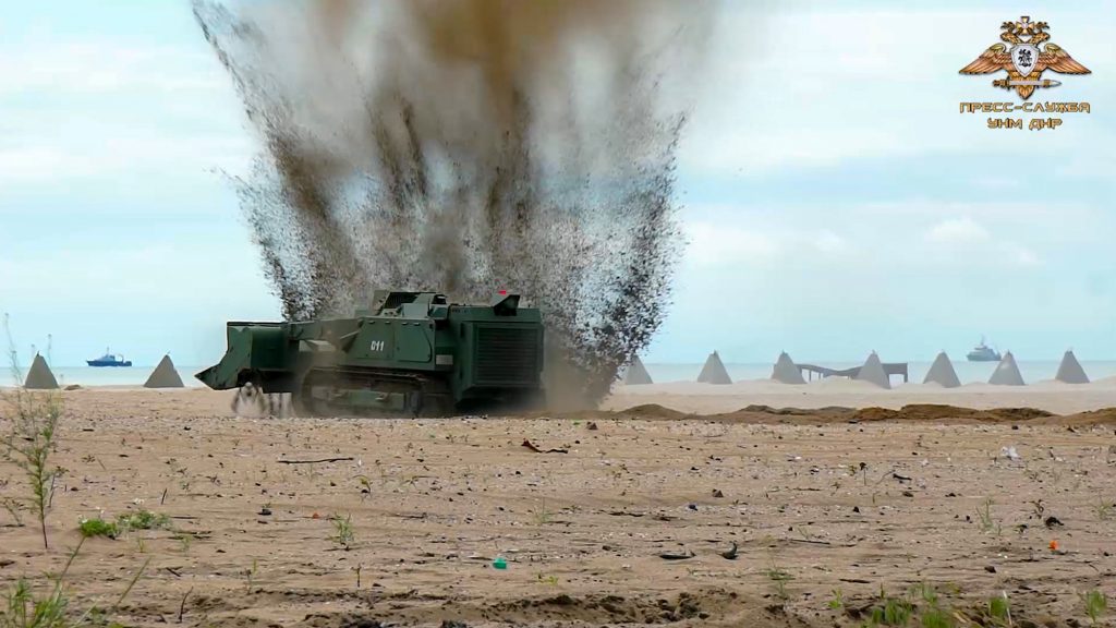 Ουκρανία: Ρωσικό ρομπότ εξουδετερώνει νάρκες σε δρόμο (βίντεο)