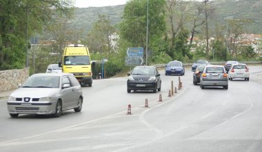 Θεσσαλονίκη: Η στιγμή που το αυτοκίνητο παρασύρει τη μητέρα και το 14 μηνών μωρό της (βίντεο ντοκουμέντο)