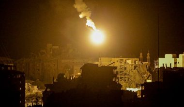 Νυχτερινοί βομβαρδισμοί ΗΠΑ και Βρετανίας στην Υεμένη – Έπληξαν 13 στόχους – Νεκροί και τραυματίες