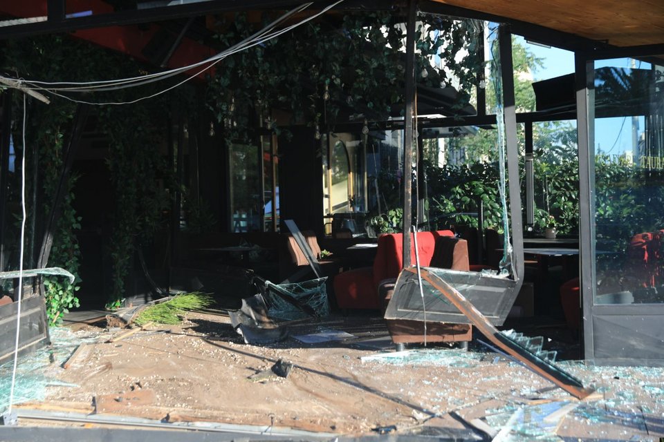 Μεθυσμένος ο οδηγός που «μπούκαρε» με το αυτοκίνητο σε καφετέρια στη Συγγρού 