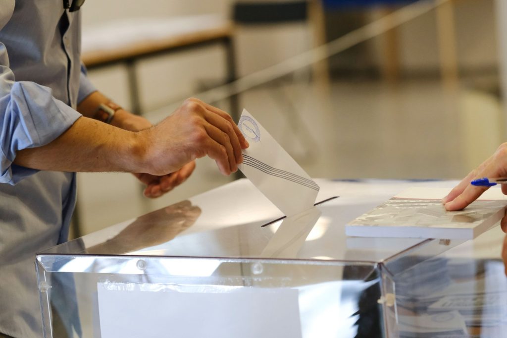 Δημοσκοπήσεις Ευρωεκλογών: Οριακό το 33% της ΝΔ – Μάχονται για το όριο του 3% τα μικρά κόμματα