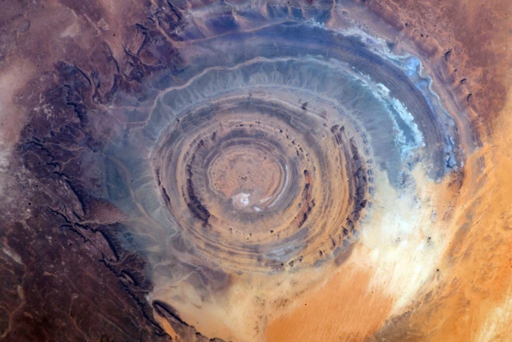 «Μάτι της Σαχάρας»: Το μυστηριώδες γεωλογικό θαύμα που αγγίζει τα όρια του μύθου και της επιστήμης (βίντεο)
