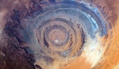 «Μάτι της Σαχάρας»: Το μυστηριώδες γεωλογικό θαύμα που αγγίζει τα όρια του μύθου και της επιστήμης (βίντεο)