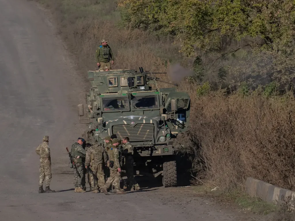 Τσάσιβ Γιαρ: Ουκρανικό MaxxPro MRAP επιχειρεί εν μέσω ναρκών και βολών (βίντεο)