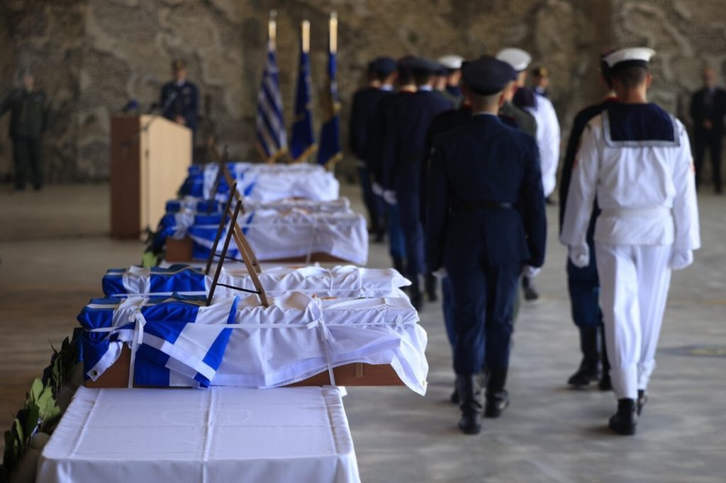 Στην Ελευσίνα τα οστά οχτώ αγνοούμενων πεσόντων Ελλήνων στρατιωτών στην Κύπρο (φωτο)