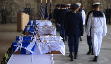 Στην Ελευσίνα τα οστά οχτώ αγνοούμενων πεσόντων Ελλήνων στρατιωτών στην Κύπρο (φωτο)