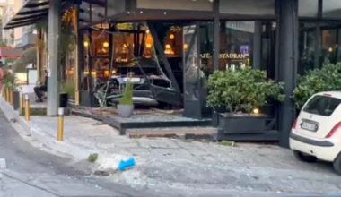 Αυτοκίνητο «μπούκαρε» τα ξημερώματα σε καφετέρια στον παράδρομο της Συγγρού (φωτο)