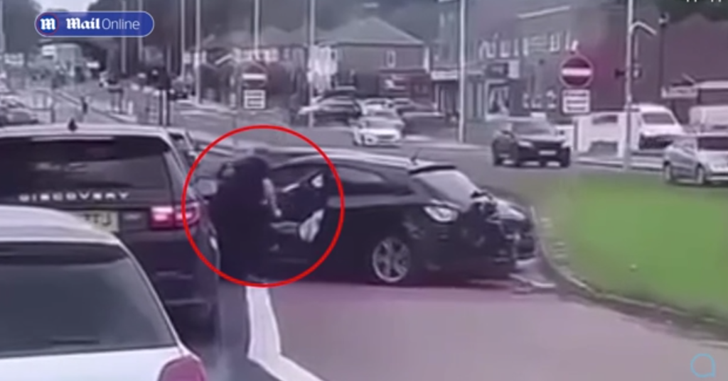 Βίντεο: Οδηγός στην Βρετανία παρασύρει τον αστυνομικό που τον σταμάτησε για έλεγχο (βίντεο)